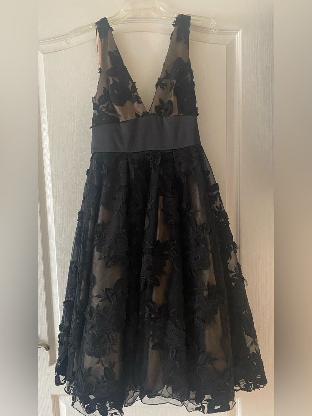 bebe Black Floral Appliqué V-Neck Tulle Gown